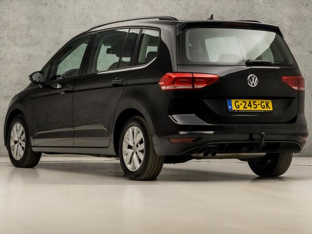 Volkswagen TOURAN 1.4 TSI Highline 7 Persoons 150Pk Automaat (APPLE CARPLAY, GROOT NAVI, CLIMATE, STOELVERWARMING, SPORTSTOELEN, PARKEERSENSOREN, ADAPTIVE CRUISE, TREKHAAK, NIEUWSTAAT)