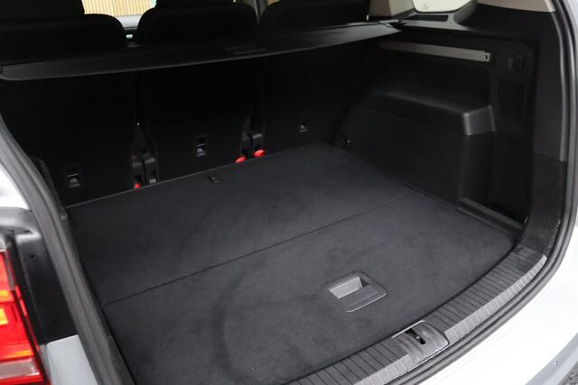 Volkswagen TOURAN 1.2 TSI Highline Business | Adaptive-cruise | Parkeer-assistent | Camera | Clima | Stoelverwarming V+A | Elek. Achterklep | Navigatie | All-season Banden