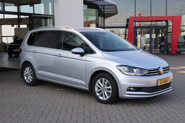 Volkswagen TOURAN 1.8 TSI Highline 180PK / 132kW DSG, Nieuw door ons geleverd en onderhouden, 2-zone climatronic, lichtmetalen velgen, parkeersensoren voor en achter (pdc), adaptieve cruise control (acc), elektrisch verstel-, verwarm- en inklapbare buitenspiegels (spiegel 