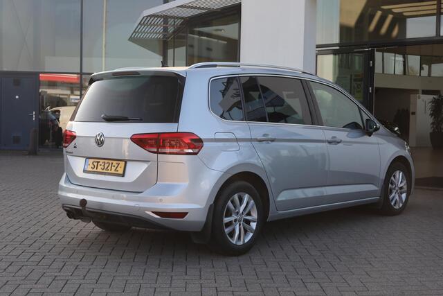 Volkswagen TOURAN 1.8 TSI Highline 180PK / 132kW DSG, Nieuw door ons geleverd en onderhouden, 2-zone climatronic, lichtmetalen velgen, parkeersensoren voor en achter (pdc), adaptieve cruise control (acc), elektrisch verstel-, verwarm- en inklapbare buitenspiegels (spiegel 