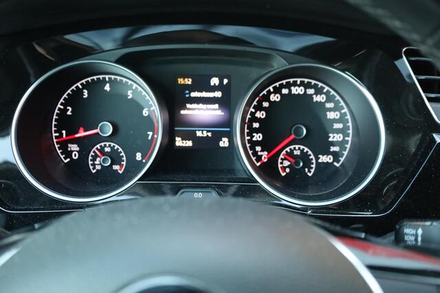 Volkswagen TOURAN 1.8 TSI Highline 180PK / 132kW DSG, Nieuw door ons geleverd en onderhouden, 2-zone climatronic, lichtmetalen velgen, parkeersensoren voor en achter (pdc), adaptieve cruise control (acc), elektrisch verstel-, verwarm- en inklapbare buitenspiegels (spiegel 