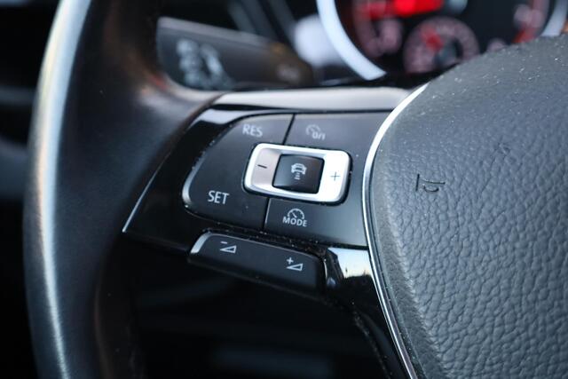 Volkswagen TOURAN 1.8 TSI Highline 180PK / 132kW DSG, Nieuw door ons geleverd en onderhouden, 2-zone climatronic, lichtmetalen velgen, parkeersensoren voor en achter (pdc), adaptieve cruise control (acc), elektrisch verstel-, verwarm- en inklapbare buitenspiegels (spiegel 