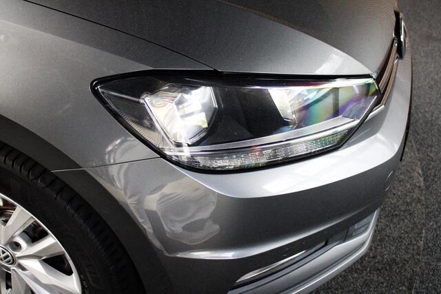 Volkswagen TOURAN 1.2 TSI Connected Series Panorama Dak - Trekhaak Electrice - Navigatie