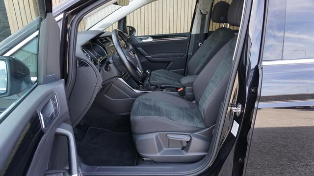 Volkswagen TOURAN 1.5 TSI 150pk R-Line & Highline 7-Zits Pano.Dak 18inch LM LED Adaptive Cruise Control A-Camera *Zeer Nette Touran*