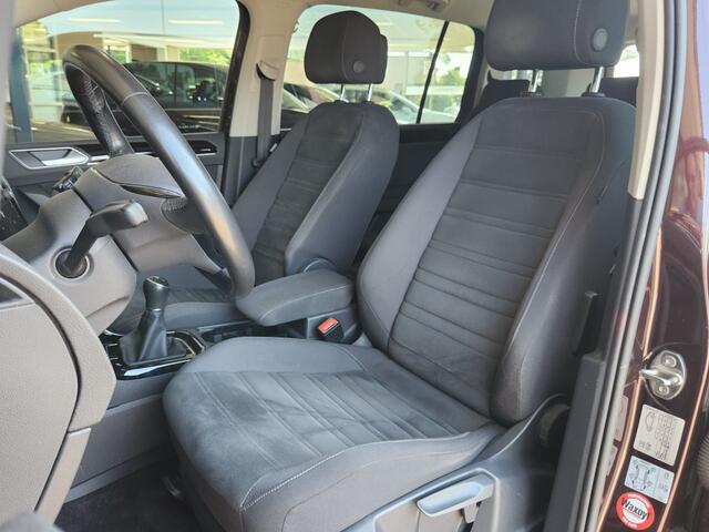 Volkswagen TOURAN 1.5 TSI Highline, 1e eigenaar, dealeronderhouden, Trekhaak, Navi, Camera, Android/Apple