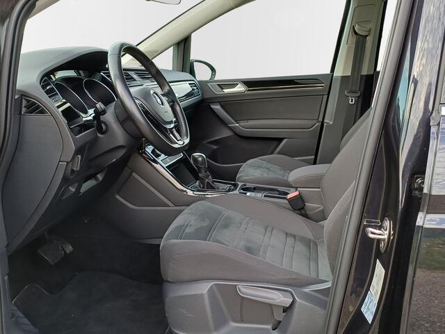 Volkswagen TOURAN 1.5 TSI Highline / Trekhaak / Panodak / Carplay