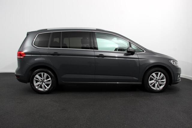 Volkswagen TOURAN 1.5 TSI DSG Highline 7p Navigatie Apple Carplay/Android Auto Parkeersensoren Adaptieve Cruise Control Stoel-en stuurverwarming Elektrische achterklep Getinte ramen Climatronic