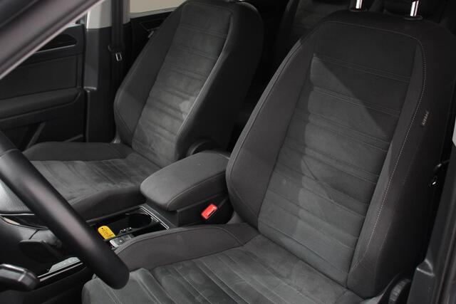Volkswagen TOURAN 1.5 TSI DSG Highline 7p Navigatie Apple Carplay/Android Auto Parkeersensoren Adaptieve Cruise Control Stoel-en stuurverwarming Elektrische achterklep Getinte ramen Climatronic