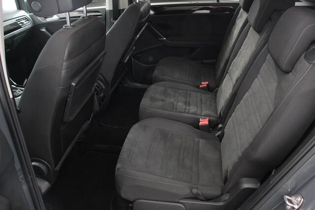 Volkswagen TOURAN 1.5 TSI DSG Highline 7p Navigatie Apple Carplay/Android Auto Parkeersensoren Adaptieve Cruise Control Stoel-en stuurverwarming Elektrische achterklep Getinte ramen Climatronic