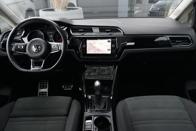 Volkswagen TOURAN 1.8 TSI Highline Business R 7p | 180pk | Pano | ACC | Camera | Volkswagen Touran 1.8 TSI Highline Business R 7P met 1.8 viercilinder benzinemotor en 7-traps DSG automaat, goed voor 179 PK. Zeer compleet uitgevoerd met panoramadak, achteruitrijcamera, ada