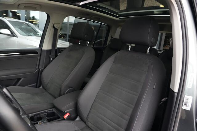 Volkswagen TOURAN 1.8 TSI Highline Business R 7p | 180pk | Pano | ACC | Camera | Volkswagen Touran 1.8 TSI Highline Business R 7P met 1.8 viercilinder benzinemotor en 7-traps DSG automaat, goed voor 179 PK. Zeer compleet uitgevoerd met panoramadak, achteruitrijcamera, ada
