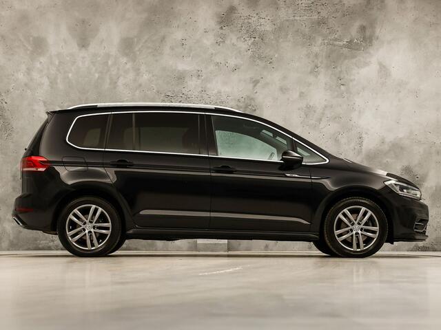 Volkswagen TOURAN 1.5 TSI R-Line Sport 7 Persoons 150Pk Automaat (2X R-LINE, PANORAMADAK, LEDER, APPLE CARPLAY, KEYLESS, SPORTSTOELEN, STOELVERWARMING, GETINT GLAS, NIEUWSTAAT)