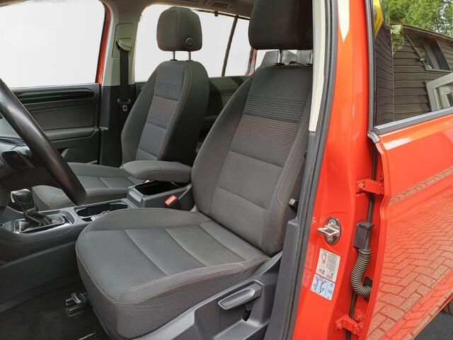 Volkswagen TOURAN 1.4 TSI Highline SOUND /schitterende kleur!/Pano/Camera/Cruise/Navi/17"/