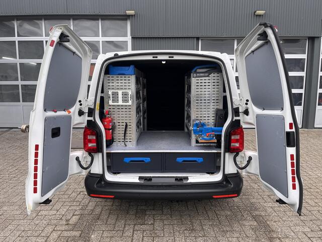 Volkswagen TRANSPORTER 2.0 TDI L2H1 Airco Cruise controle Kastinrichting Laderkast Parkeersensoren achter Telefoonvoorbereiding 2-Persoons Usb aansluiting 1e eigenaar Euro 6 Bestel