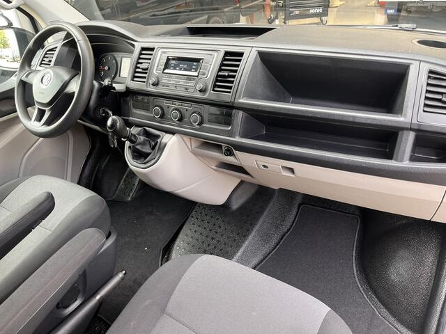 Volkswagen TRANSPORTER 2.0 TDI L2H1 Airco Cruise controle Kastinrichting Laderkast Parkeersensoren achter Telefoonvoorbereiding 2-Persoons Usb aansluiting 1e eigenaar Euro 6 Bestel