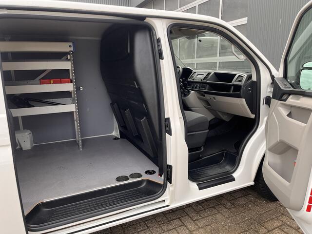 Volkswagen TRANSPORTER 2.0 TDI L2H1 Airco Cruise controle Kastinrichting Laderkast Parkeersensoren achter Telefoonvoorbereiding 2-Persoons Usb aansluiting 1e eigenaar Euro 6 Bestel