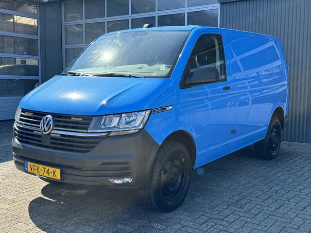 Volkswagen TRANSPORTER 2.0 TDI L1H1 4Motion Bulli DSG 150pk Verhoogd All Terrain Banden Airco Cruise control Trekhaak 2500 kg trekgewicht Apple carplay Camera Stoelverwarming 3-Persoons Off road Euro 6