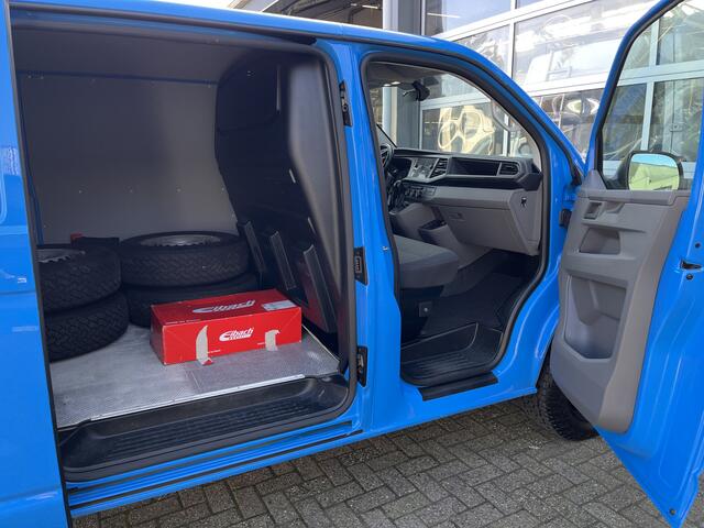 Volkswagen TRANSPORTER 2.0 TDI L1H1 4Motion Bulli DSG 150pk Verhoogd All Terrain Banden Airco Cruise control Trekhaak 2500 kg trekgewicht Apple carplay Camera Stoelverwarming 3-Persoons Off road Euro 6