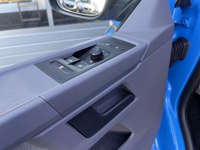 Volkswagen TRANSPORTER 2.0 TDI L1H1 4Motion Bulli DSG 150pk Verhoogd All Terrain Banden Airco Cruise control Trekhaak 2500 kg trekgewicht Apple carplay Camera Stoelverwarming 3-Persoons Off road Euro 6