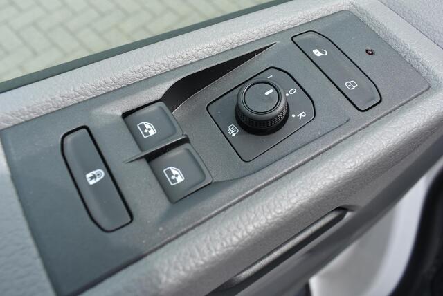 Volkswagen TRANSPORTER 2.0 TDI L2H1 28 Comfortline Highline, Dubbele Cabine DC, met armleuningen en verstelbare stoelen, privacy glas, glaslook panelen, PDC, cruise control, achteruitrij camera, achterdeuren met ruit, bijrijdersbank, composition colour met apple carplay (naviga