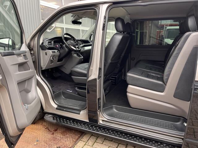 Volkswagen TRANSPORTER 2.0 TDI L2H1 DC 4Motion Highline 2x elektrische schuifdeuren en achterklep 4x4 Leder Two-tone kleur Airco Cruise controle Trekhaak 2500kg Dealer onderhouden Vol!!