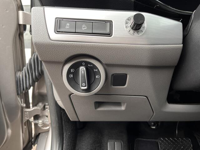 Volkswagen TRANSPORTER 2.0 TDI L2H1 DC 4Motion Highline 2x elektrische schuifdeuren en achterklep 4x4 Leder Two-tone kleur Airco Cruise controle Trekhaak 2500kg Dealer onderhouden Vol!!