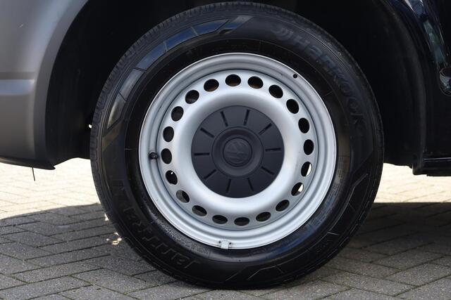 Volkswagen TRANSPORTER 2.0 TDI L1H1 Economy 84PK / 62kW, Trekhaak, dichte achterdeuren, 3-zits, bluetooth, radio, airco, vloer + scheidingswand + zijwand bekleding