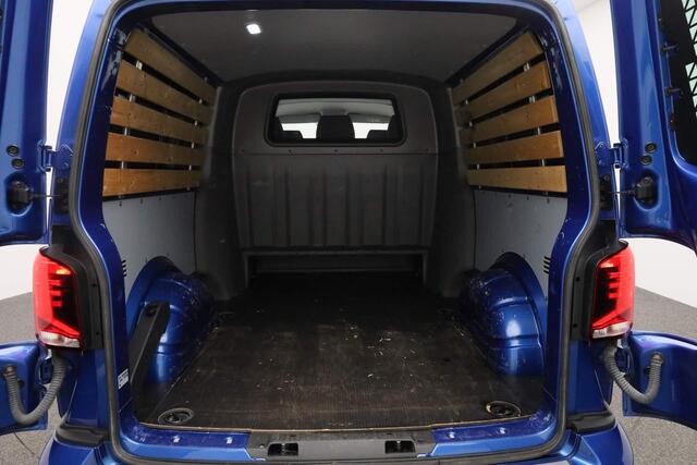 Volkswagen TRANSPORTER 2.0 TDI 150PK DSG L2H1 30 DC Bulli | Trekhaak | Schuifdeur links/rechts | Camera | Stoelverwarming | Navi | Digital Cockpit Pro | Apple Carplay / Android Auto