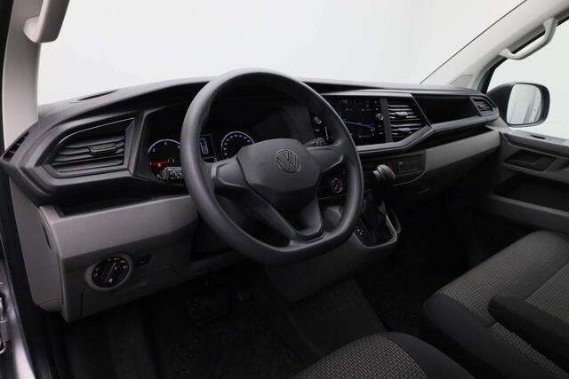 Volkswagen TRANSPORTER 2.0 TDI 150PK DSG L2H1 28 Comfortline | Trekhaak | 3-zits | Parkeersensoren achter | Apple Carplay / Android Auto | Cruise