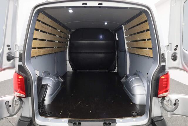 Volkswagen TRANSPORTER 2.0 TDI 150PK DSG L2H1 28 Comfortline | Trekhaak | 3-zits | Parkeersensoren achter | Apple Carplay / Android Auto | Cruise
