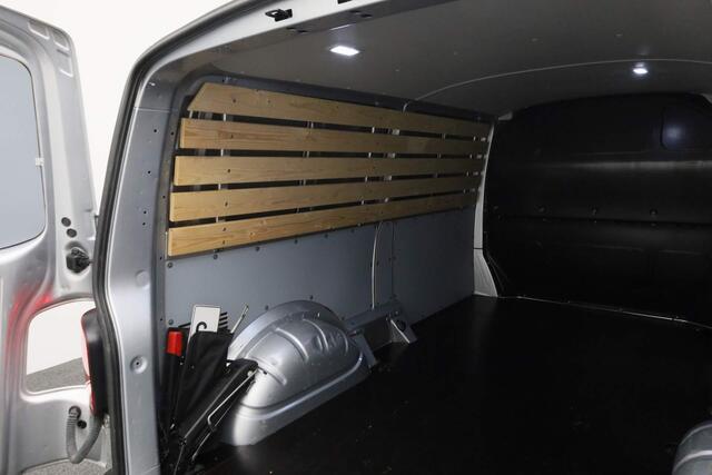 Volkswagen TRANSPORTER 2.0 TDI 150PK DSG L2H1 28 Comfortline | Trekhaak | 3-zits | Parkeersensoren achter | Apple Carplay / Android Auto | Cruise