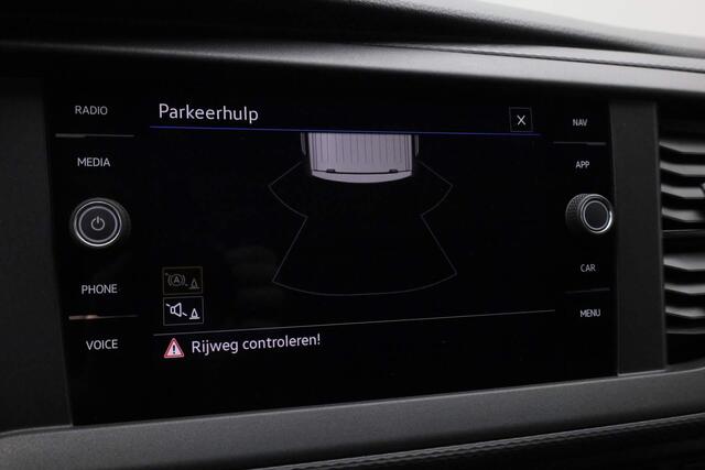 Volkswagen TRANSPORTER 2.0 TDI 150PK DSG L2H1 28 Comfortline | Trekhaak | 3-zits | Parkeersensoren achter | Apple Carplay / Android Auto | Cruise