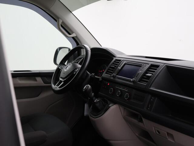 Volkswagen TRANSPORTER 2.0 TDI 150 PK L2H1 HIGHLINE + LED / ADAPTIVE CRUISE / 2500 KG TREKHAAK / APPLE CARPLAY