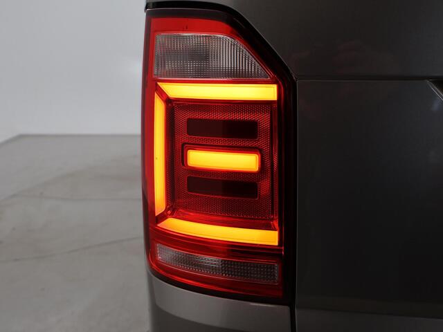 Volkswagen TRANSPORTER 2.0 TDI 150 PK L2H1 HIGHLINE + LED / ADAPTIVE CRUISE / 2500 KG TREKHAAK / APPLE CARPLAY