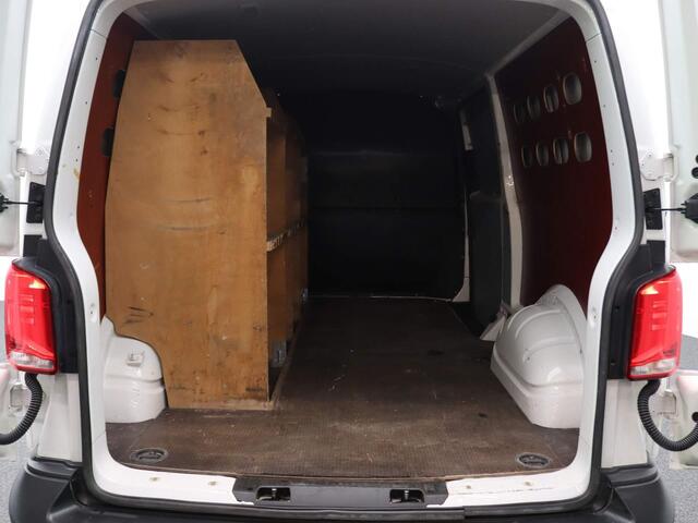 Volkswagen TRANSPORTER 2.0 TDI L2H1 28 Comfortline 150PK handgeschakeld Trekhaak, trekgewicht 2500KG, achteruitrijcamera, alarm, cruise control,