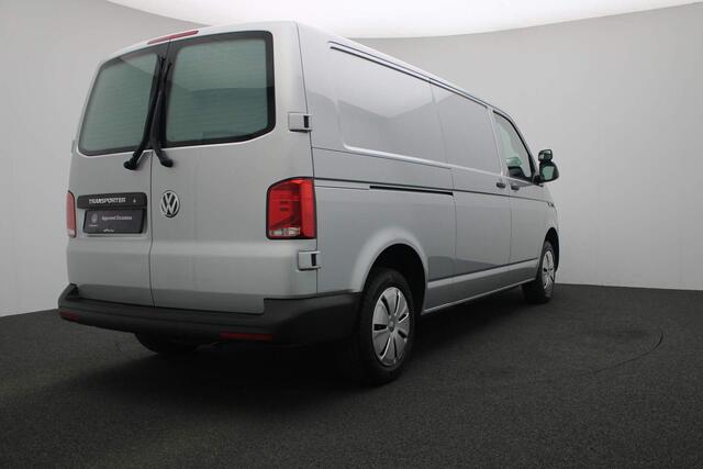Volkswagen TRANSPORTER 2.0 TDI L2H1 150PK 28 Comfortline | 3-zits | Parkeersensoren achter | Navi | Apple Carplay / Android Auto | Cruise