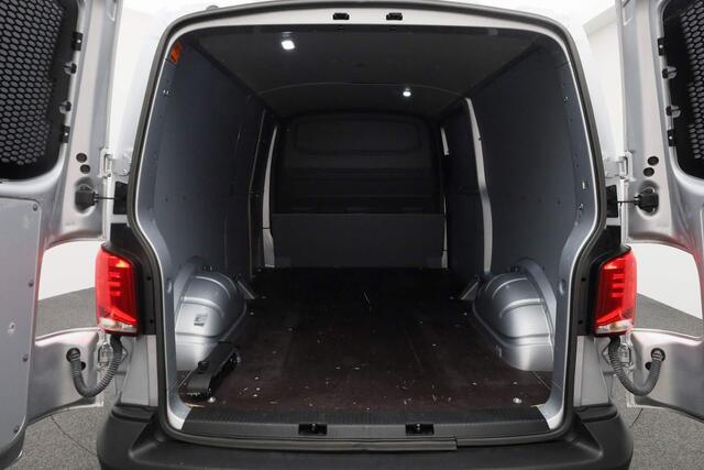 Volkswagen TRANSPORTER 2.0 TDI L2H1 150PK 28 Comfortline | 3-zits | Parkeersensoren achter | Navi | Apple Carplay / Android Auto | Cruise