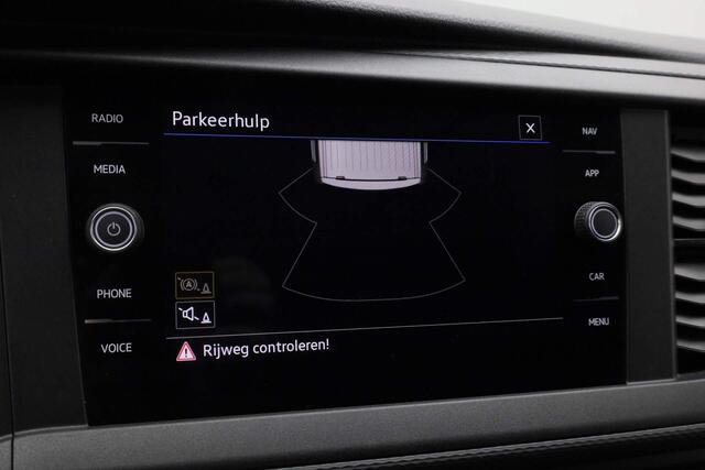 Volkswagen TRANSPORTER 2.0 TDI L2H1 150PK 28 Comfortline | 3-zits | Parkeersensoren achter | Navi | Apple Carplay / Android Auto | Cruise