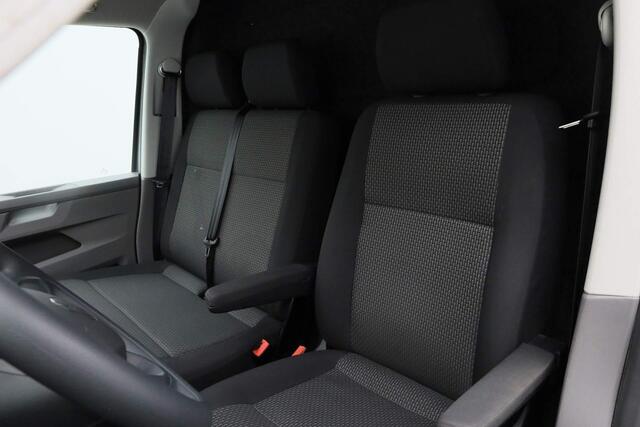 Volkswagen TRANSPORTER 2.0 TDI L2H1 150PK 28 Comfortline | 3-zits | Parkeersensoren achter | Navi | Apple Carplay / Android Auto | Cruise