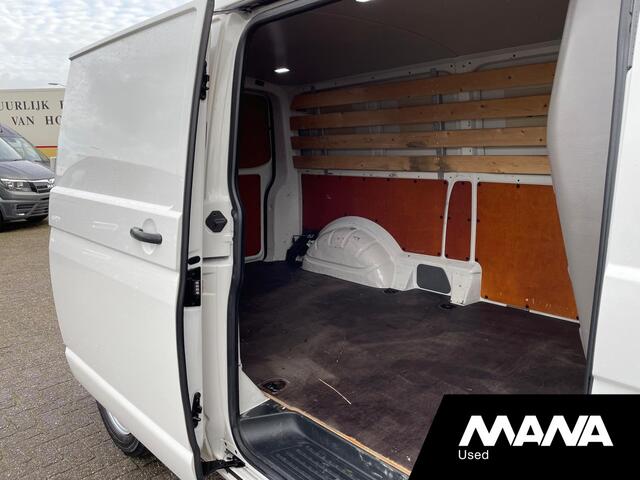 Volkswagen TRANSPORTER 2.0 TDI L2H1 28 110PK Sensoren Airco Navi Cruise Car-Play
