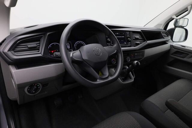 Volkswagen TRANSPORTER 2.0 TDI 110PK L2H1 28 | Trekhaak | 3-zits | Parkeersensoren achter | Apple Carplay / Android Auto | Cruise