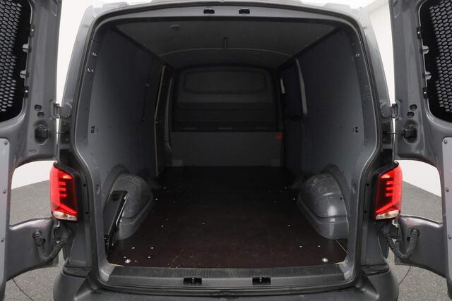 Volkswagen TRANSPORTER 2.0 TDI 110PK L2H1 28 | Trekhaak | 3-zits | Parkeersensoren achter | Apple Carplay / Android Auto | Cruise
