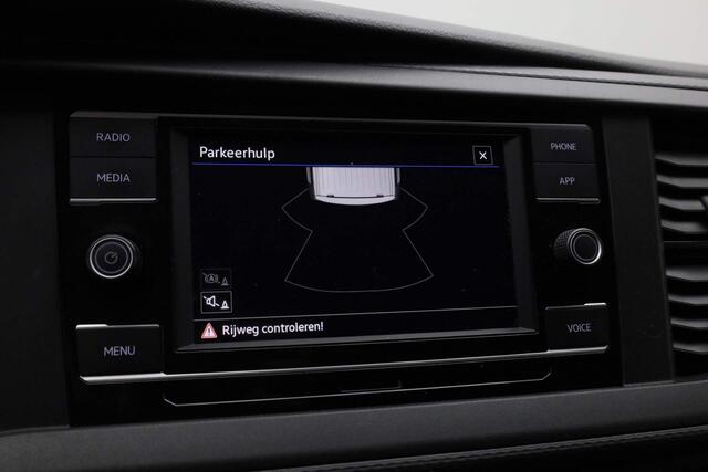 Volkswagen TRANSPORTER 2.0 TDI 110PK L2H1 28 | Trekhaak | 3-zits | Parkeersensoren achter | Apple Carplay / Android Auto | Cruise
