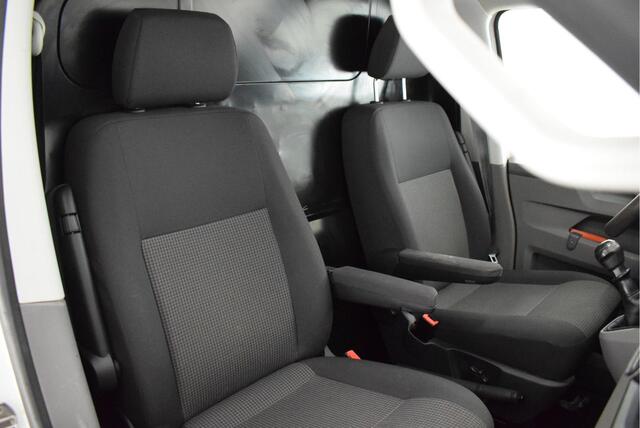 Volkswagen TRANSPORTER 2.0 TDI 110pk L2H1 28 Trekhaak Navigatie Parkeersensoren