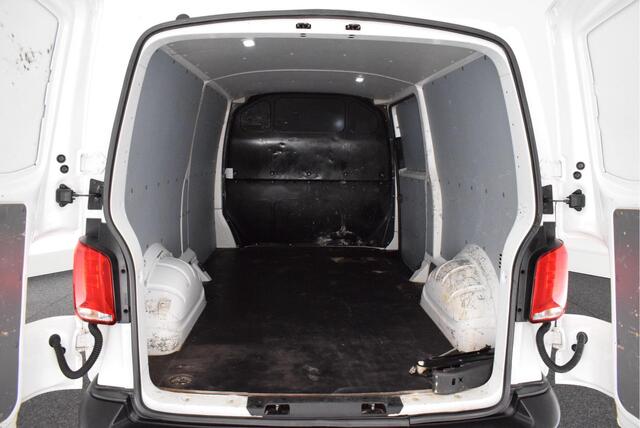 Volkswagen TRANSPORTER 2.0 TDI 110pk L2H1 28 Trekhaak Navigatie Parkeersensoren