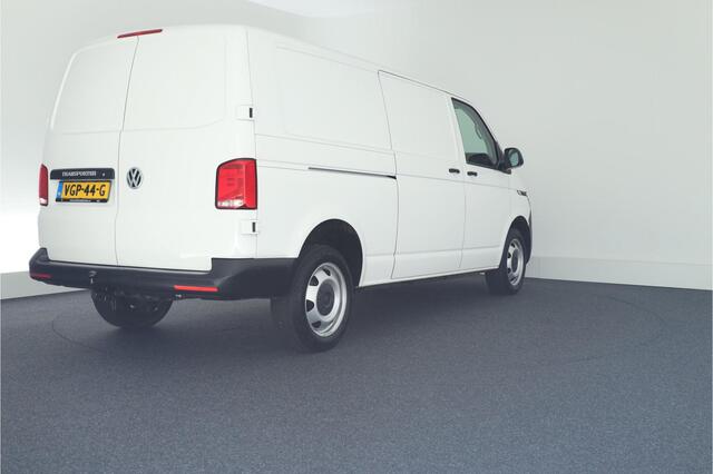 Volkswagen TRANSPORTER 2.0 TDI 110pk L2H1 28 Trekhaak Navigatie Parkeersensoren