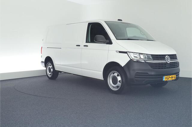 Volkswagen TRANSPORTER 2.0 TDI 110pk L2H1 28 Trekhaak Navigatie Parkeersensoren