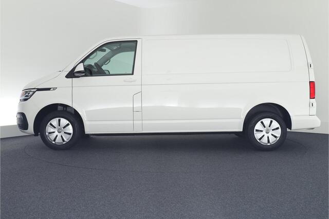 Volkswagen TRANSPORTER 2.0 TDI 150pk DSG L2H1 30 Highline LED Trekhaak Camera Standkachel Navigatie Stoelverwarming