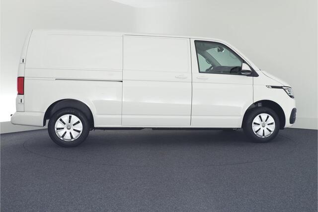 Volkswagen TRANSPORTER 2.0 TDI 150pk DSG L2H1 30 Highline LED Trekhaak Camera Standkachel Navigatie Stoelverwarming