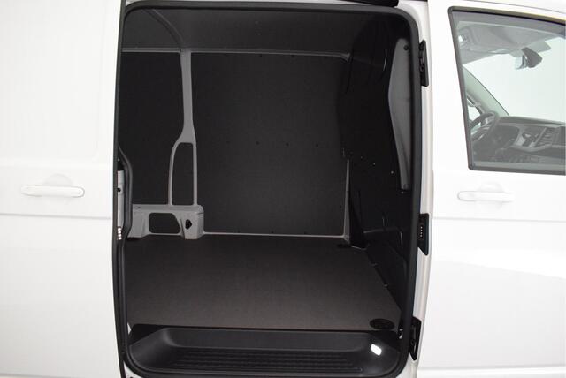 Volkswagen TRANSPORTER 2.0 TDI 150pk DSG L2H1 30 Highline LED Trekhaak Camera Standkachel Navigatie Stoelverwarming